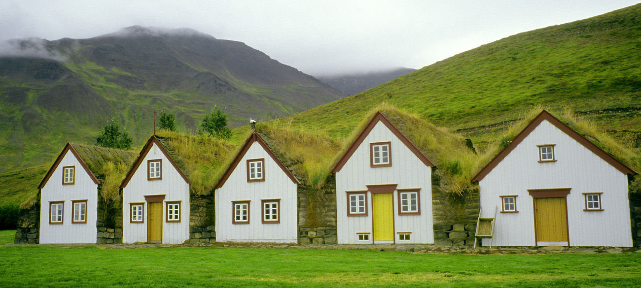 isl_222 laufas pano.jpg - Islande Nord, août 2003 : Laufas ancienne ferme construite en tourbe Kodak Ektachrome 100 G